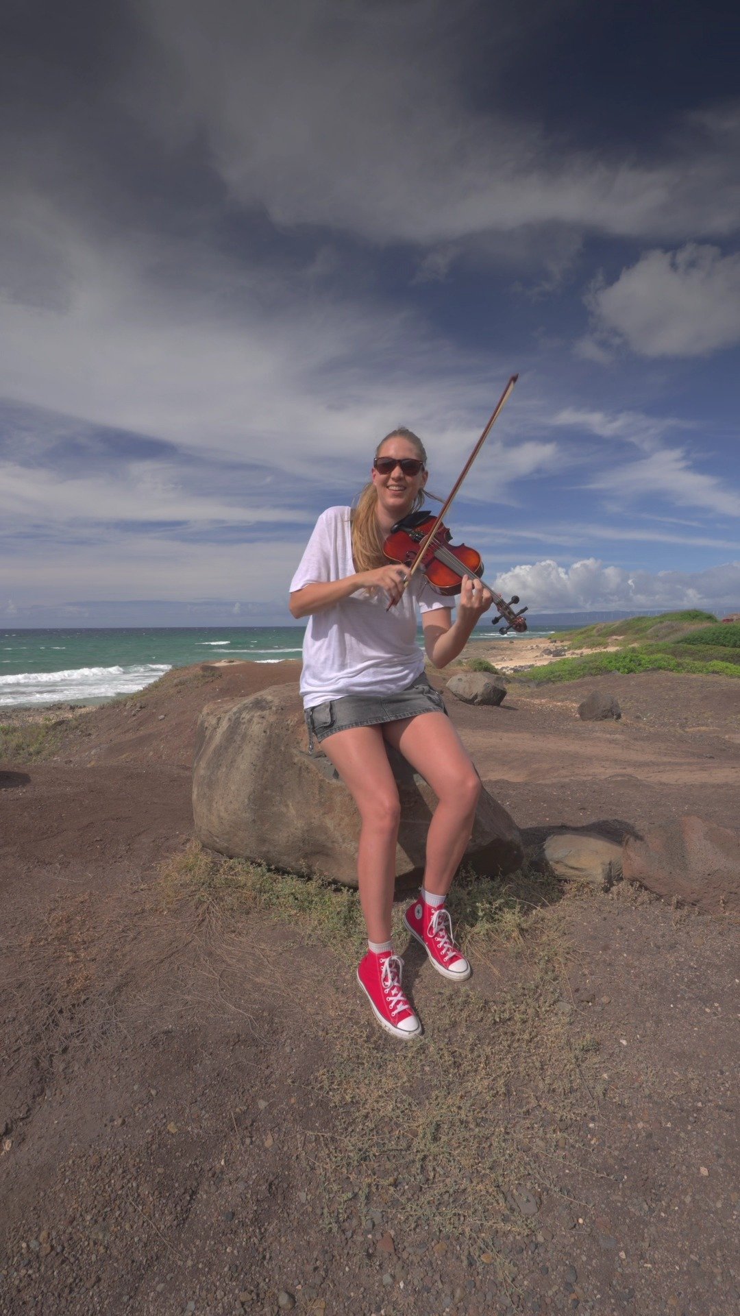 Serving Turkish delight… with strings attached 💃🎻 Who’s ready to dance?

Would you stop and vibe to this on the beach?👇🏽 Tag someone who needs a Turkish violin remix in their life🎻

#weilstrings #violincover #turkishmusic #tarkan #Sikidim
#electricviolin #violincover #tarkan #türkmüziği #beachvibes🌊 #violinremix #keman #worldmusic
