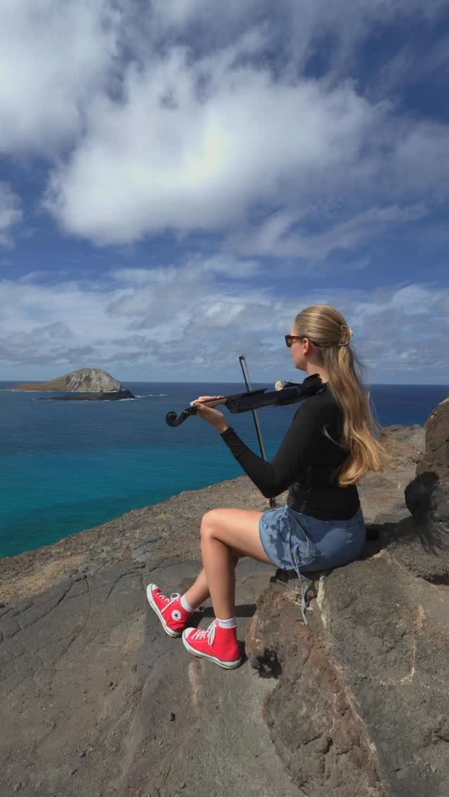 sunday reprieve. ocean air. violin therapy. 🌊🎻
#weilstrings #deanlewis #withyou #sadsong #emotionalmusic