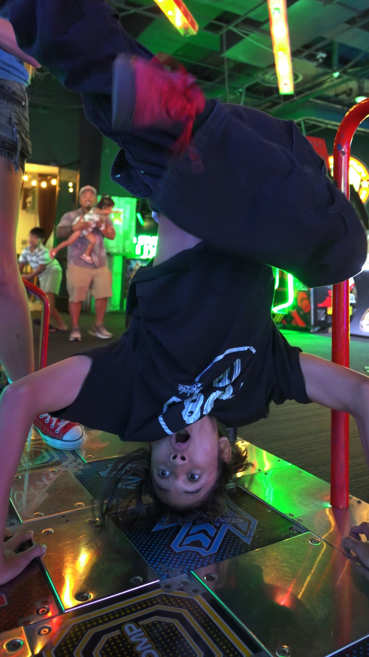 Hey @crashadams have you ever seen your music like this?! 🎻🕺 Follow us for more 🔥

#crashadams #hotelparty #electricviolin #coversong #dancebattle #dance #hiphop #arcade #luckystrike #honolulu #alamoana #808 #ᴇxᴘʟᴏʀᴇᴘᴀɢᴇ #dancer #artist #weilstrings #iamashermorgado #ashermorgado